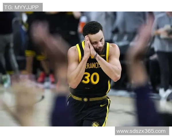 最强NBA对决哈登与库里谁能称霸赛场引发球迷热议