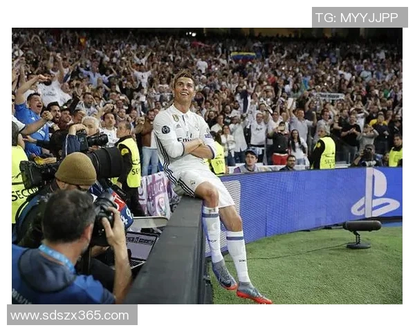 球迷疯狂冲入赛场抢夺C罗球衣引发热议的欧冠奇观