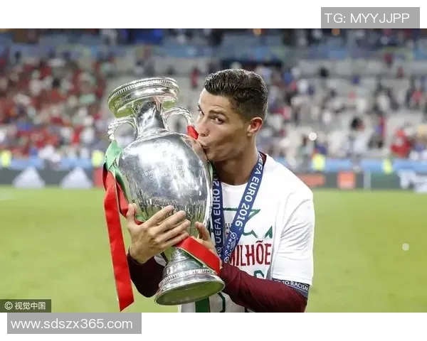 马丁内斯的传奇之路：从青涩球员到世界级教练的蜕变与成就